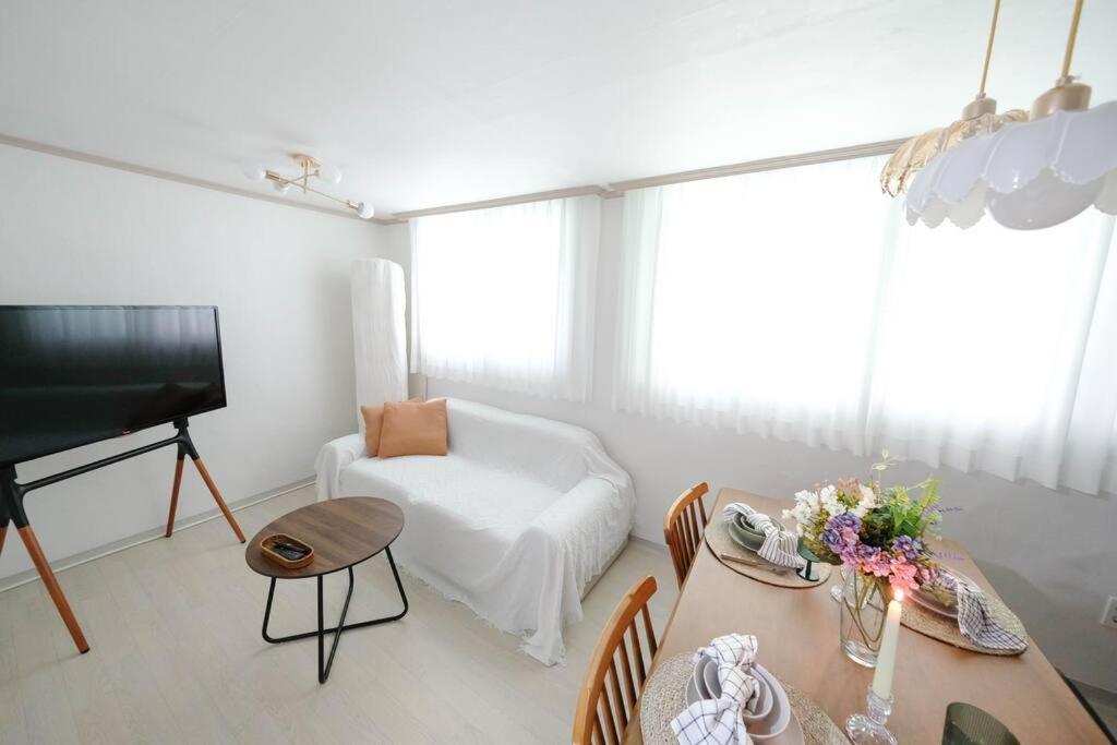 Wood Seoul, Gongdeok Station Apartment *