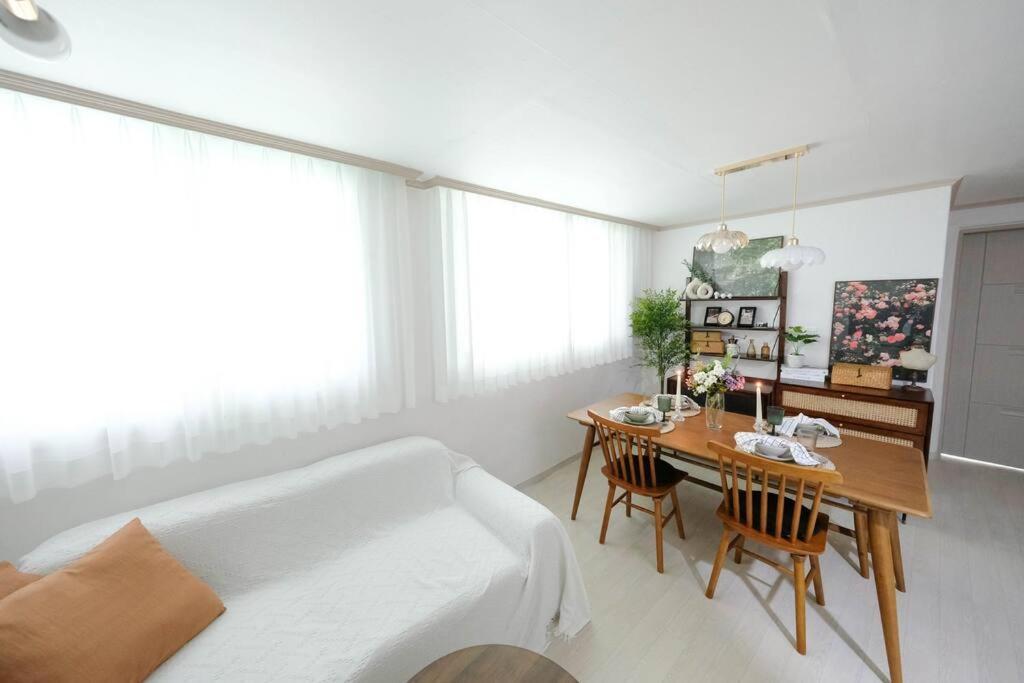 Wood Seoul, Gongdeok Station Apartment Seoul