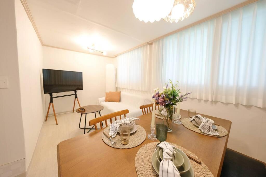 Apartment Wood Seoul, Gongdeok Station