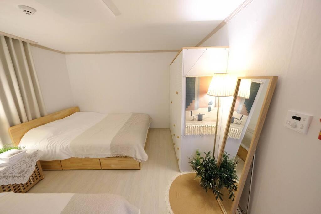Wood Seoul, Gongdeok Station Apartment *